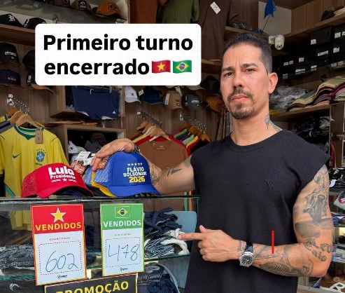 Comerciante de Feira faz disputa de venda de bonés políticos e revela o resultado da sua “pesquisa eleitoral”