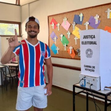 Lucas Leto usa camisa do Bahia e registra momento do seu voto: ‘Pobre vai ser artista’
