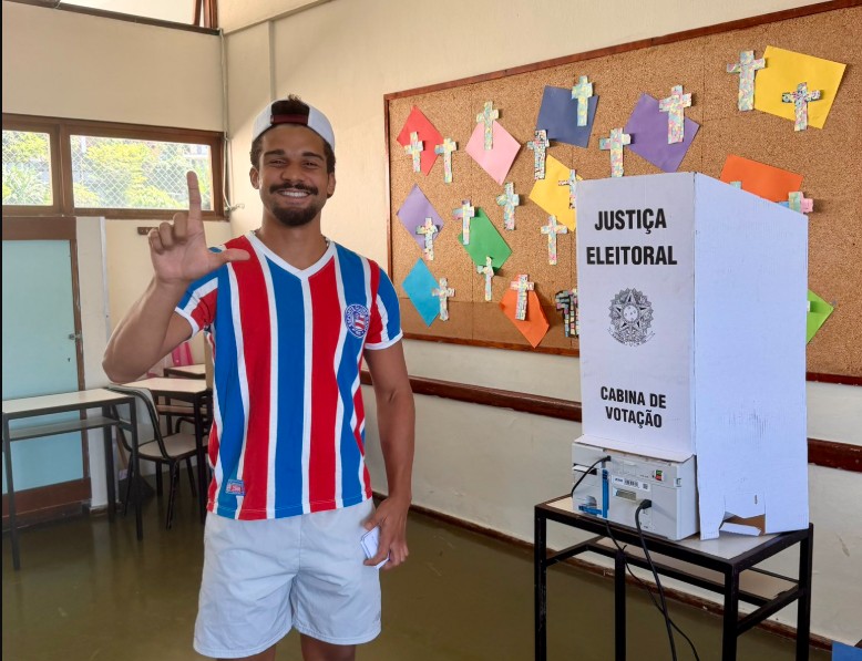 Lucas Leto usa camisa do Bahia e registra momento do seu voto: ‘Pobre vai ser artista’