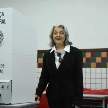 Ministra do STF, Cármen Lúcia é aplaudida ao chegar a local de votação em Belo Horizonte