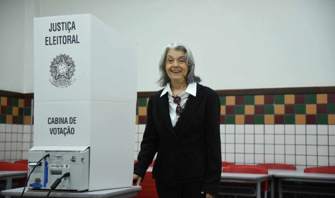 Ministra do STF, Cármen Lúcia é aplaudida ao chegar a local de votação em Belo Horizonte