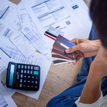 Endividamento das famílias cai pela primeira vez em 2026, mas ainda atinge 81,7% dos lares