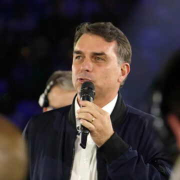 Flávio Bolsonaro afirma que não irá ao debate da Band; emissora manterá o evento