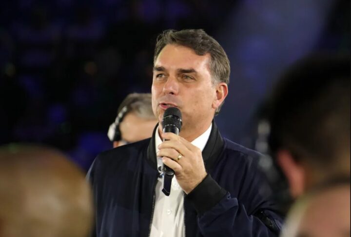 Flávio Bolsonaro afirma que não irá ao debate da Band; emissora manterá o evento