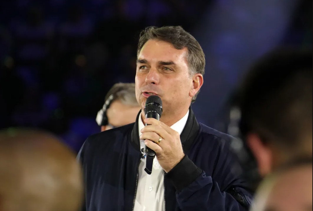 Flávio Bolsonaro afirma que não irá ao debate da Band; emissora manterá o evento