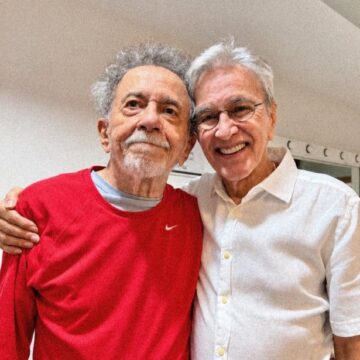 Caetano Veloso vai a show de Tom Zé e faz homenagem ao músico: ‘O tropicalista dos tropicalistas’