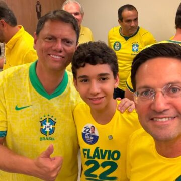 Governador de São Paulo, Tarcísio de Freitas chega à Salvador para ato pró-Flávio e posa ao lado de João Roma