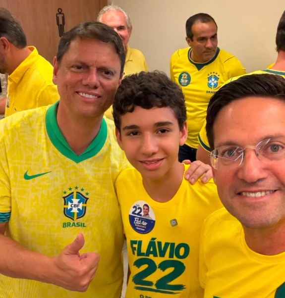 Governador de São Paulo, Tarcísio de Freitas chega à Salvador para ato pró-Flávio e posa ao lado de João Roma