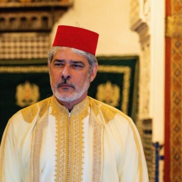 William Bonner diverte seguidores ao posar com traje marroquino: ‘Tá se declarando Presidente do Marrocos?’