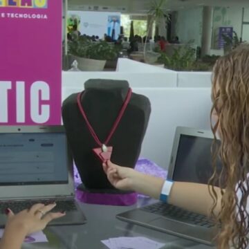 Estudantes de Lauro de Freitas desenvolvem ‘colar inteligente’ para combater violência contra a mulher