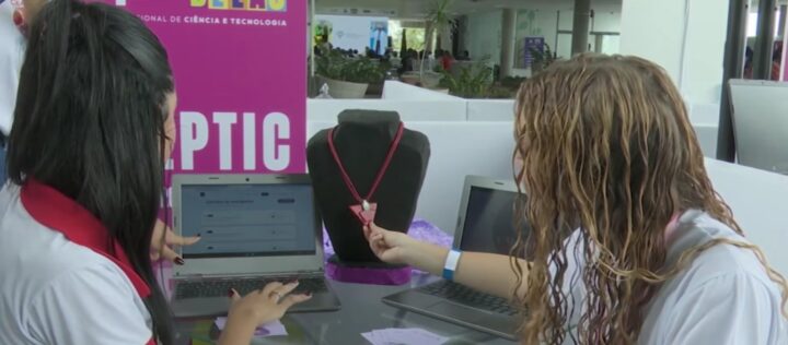 Estudantes de Lauro de Freitas desenvolvem ‘colar inteligente’ para combater violência contra a mulher