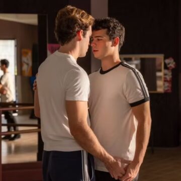 Intérprete de Mau Mau em ‘Quem Ama Cuida’, João Victor Gonçalves celebra beijo gay: ‘Momento importante’