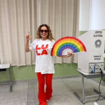 Daniela Mercury vota e reforça apoio a Lula nas redes sociais