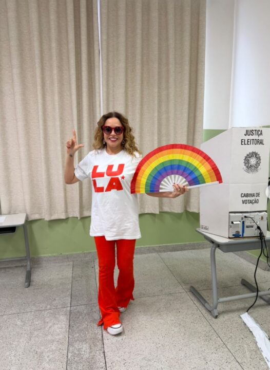 Daniela Mercury vota e reforça apoio a Lula nas redes sociais