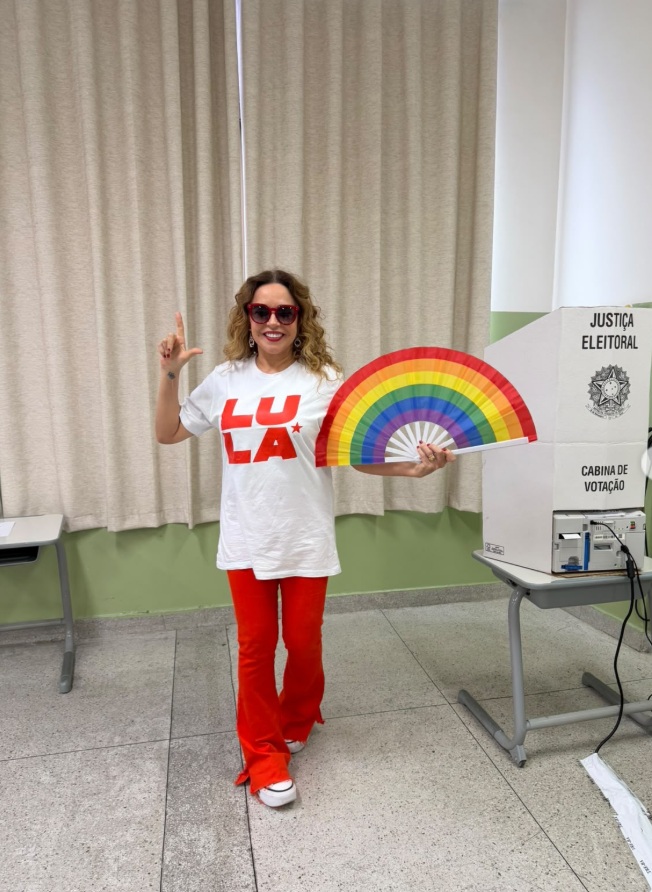 Daniela Mercury vota e reforça apoio a Lula nas redes sociais