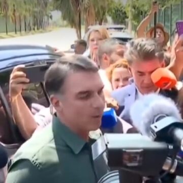 Flávio Bolsonaro visita Jair Bolsonaro e diz que encontro renovou suas energias para campanha