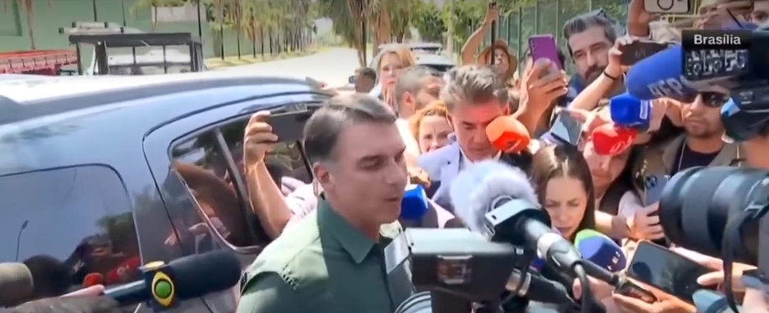 Flávio Bolsonaro visita Jair Bolsonaro e diz que encontro renovou suas energias para campanha