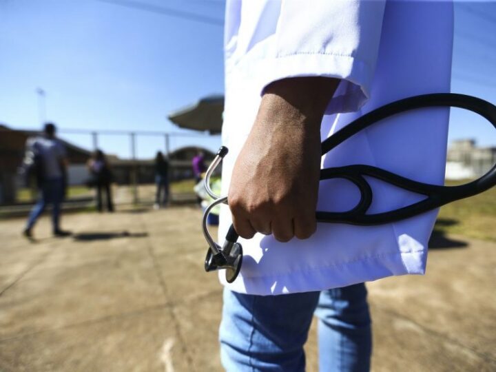 Comissão adia votação de parecer sobre exame obrigatório para médicos