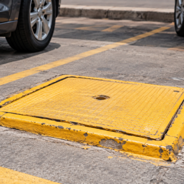 Shopping é condenado a pagar R$ 31 mil a idoso que caiu em tampa no estacionamento