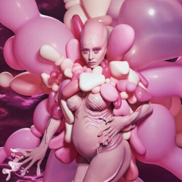 Após 13 horas de preparação, Sabrina Sato surge com fantasia de balões cor-de-rosa em baile de Halloween