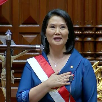 Presidente do Peru proíbe unhas pintadas e cabelos longos para meninos nas escolas