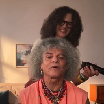 Aos 65 anos, ex-jogador Carlos Valderrama raspa a cabeça e surpreende fãs; veja como ficou