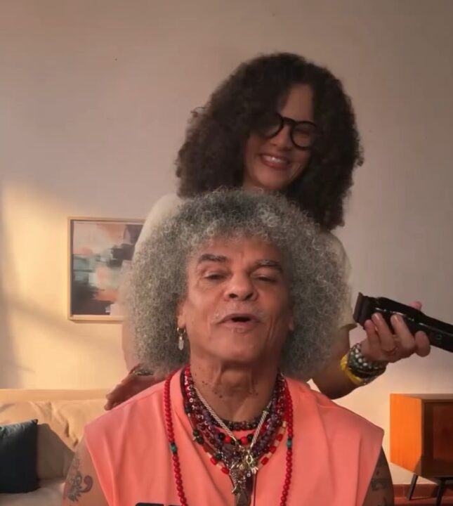 Aos 65 anos, ex-jogador Carlos Valderrama raspa a cabeça e surpreende fãs; veja como ficou