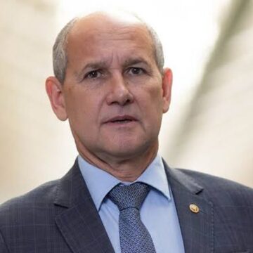 Procurador que pede perda da patente de Bolsonaro recebe medalha das Forças Armadas