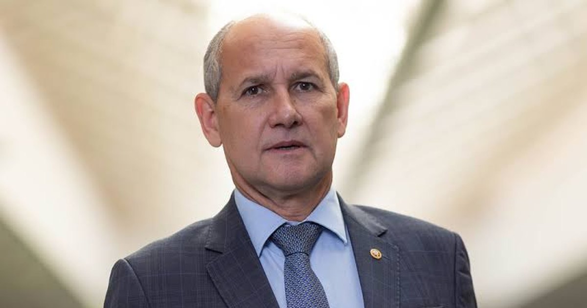 Procurador que pede perda da patente de Bolsonaro recebe medalha das Forças Armadas