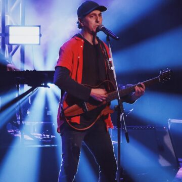 Zeca Baleiro apresenta show intimista em Salvador