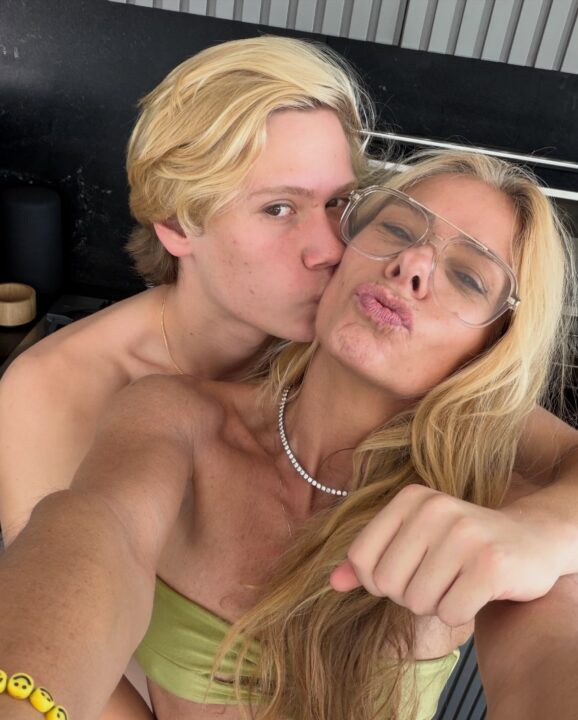 Adriane Galisteu desabafa sobre os desafios da menopausa e revela quando verá o filho de 16 anos, que mora na Suíça