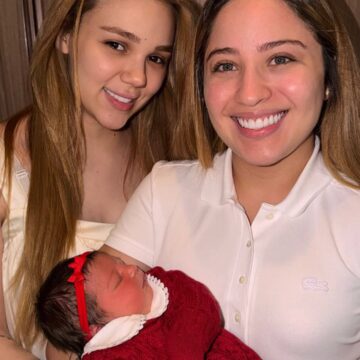 Mari Fernandez e Júlia Ribeiro deixam maternidade com a filha Isabela em São Paulo