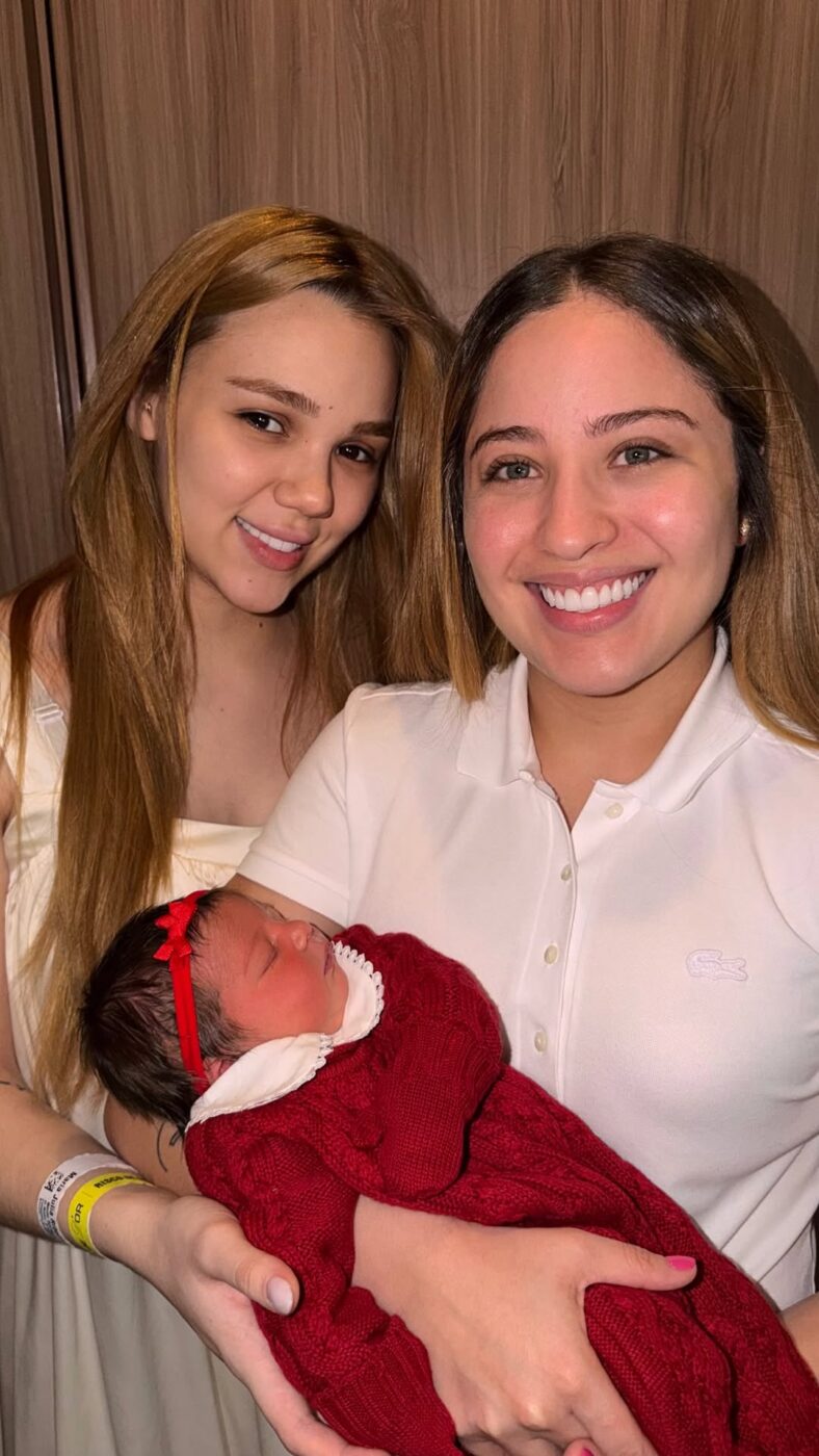 Mari Fernandez e Júlia Ribeiro deixam maternidade com a filha Isabela em São Paulo