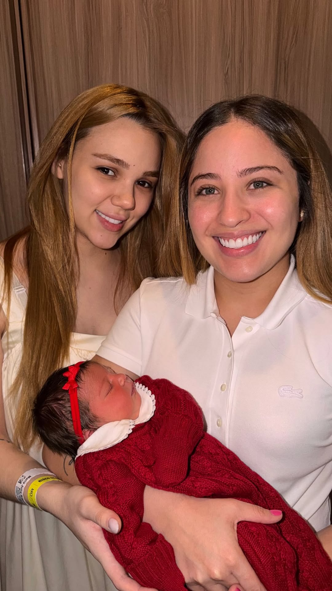 Mari Fernandez and Julia Ribeiro announce birth of daughter Isabela