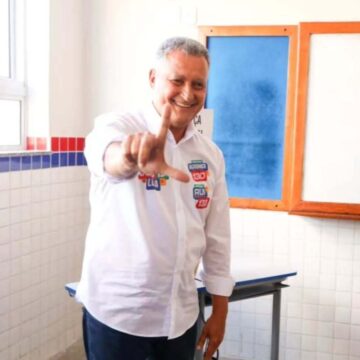 Rui Costa vota em Salvador e celebra reencontro com moradores do bairro onde nasceu: ‘Uma alegria’