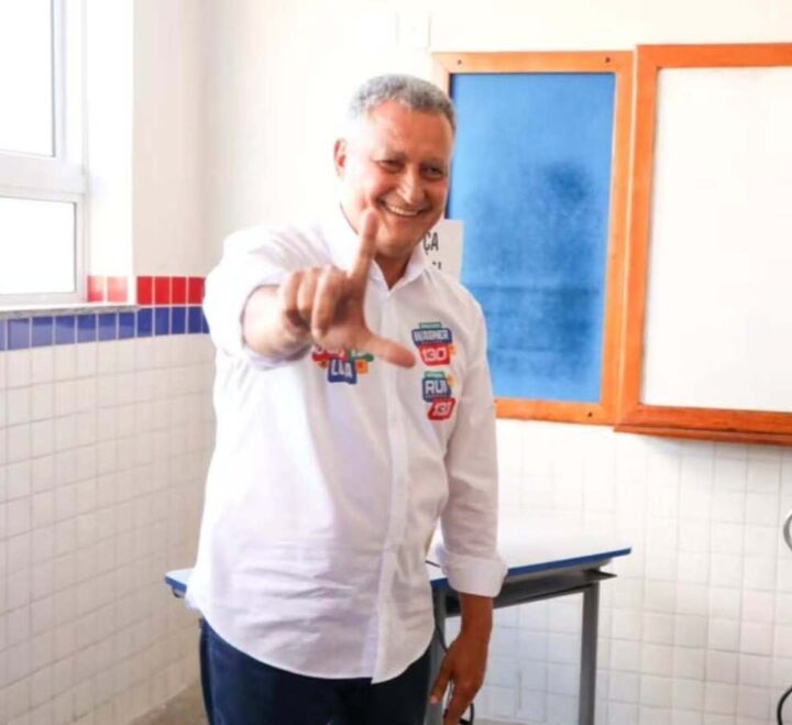 Rui Costa vota em Salvador e celebra reencontro com moradores do bairro onde nasceu: ‘Uma alegria’