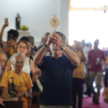 ACM Neto participa de missa antes de votar nas eleições deste domingo (4) em Salvador