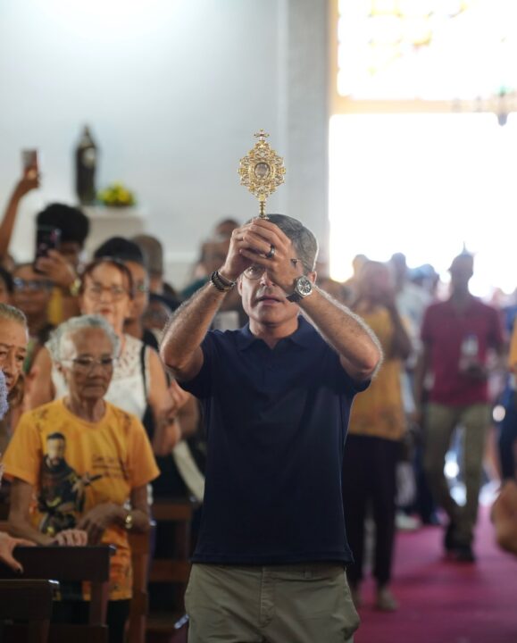 ACM Neto participa de missa antes de votar nas eleições deste domingo (4) em Salvador