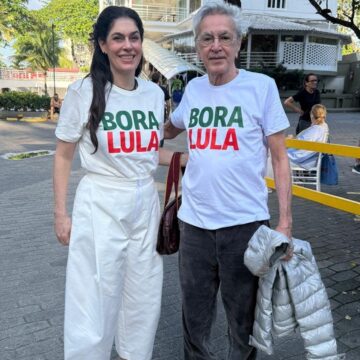 Com camisa ‘Bora Lula’, Caetano Veloso vota em Salvador ao lado da esposa Paula Lavigne