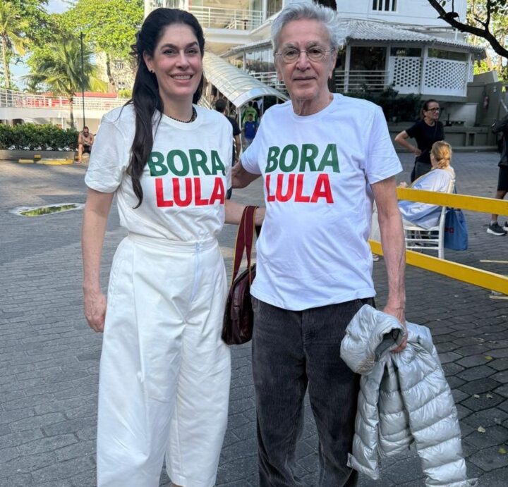 Com camisa ‘Bora Lula’, Caetano Veloso vota ao lado da esposa Paula Lavigne