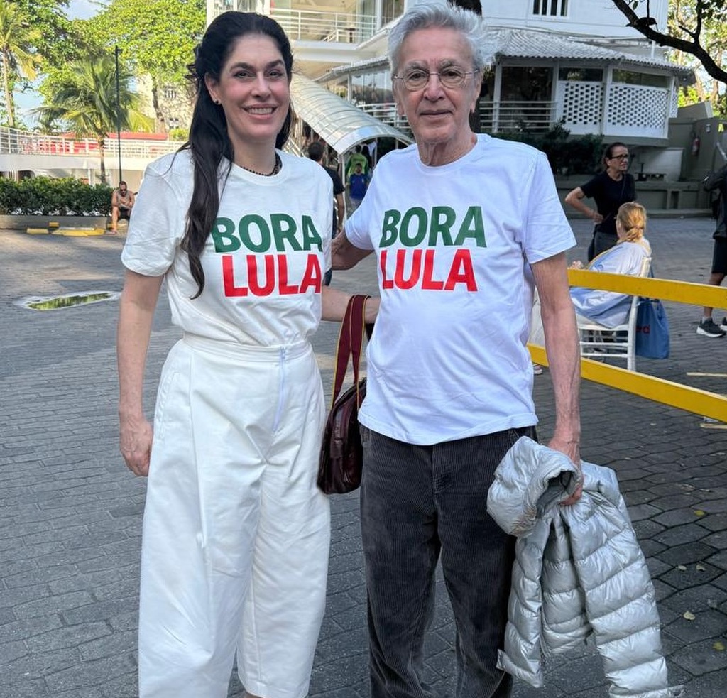 Com camisa ‘Bora Lula’, Caetano Veloso vota ao lado da esposa Paula Lavigne