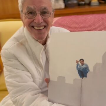 Caetano Veloso mostra vinil do primeiro álbum solo de Zeca Veloso e se declara ao filho: “Fiquei orgulhoso”
