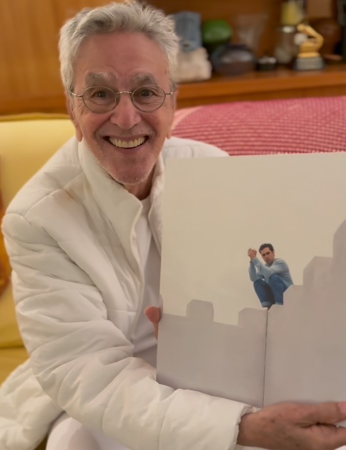 Caetano Veloso mostra vinil do primeiro álbum solo de Zeca Veloso e se declara ao filho: “Fiquei orgulhoso”