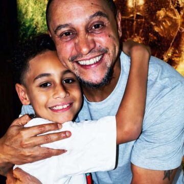 Pai de 11, Roberto Carlos chama a atenção em clique raro com o neto de nove anos