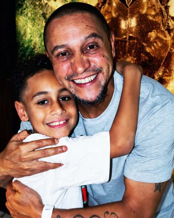 Pai de 11, Roberto Carlos chama a atenção em clique raro com o neto de nove anos