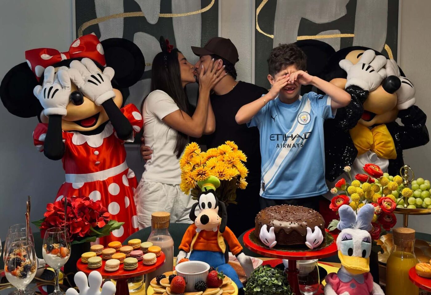Filho de Marília Mendonça e Murilo Huff ganha café da manhã temático da Disney nos EUA; veja