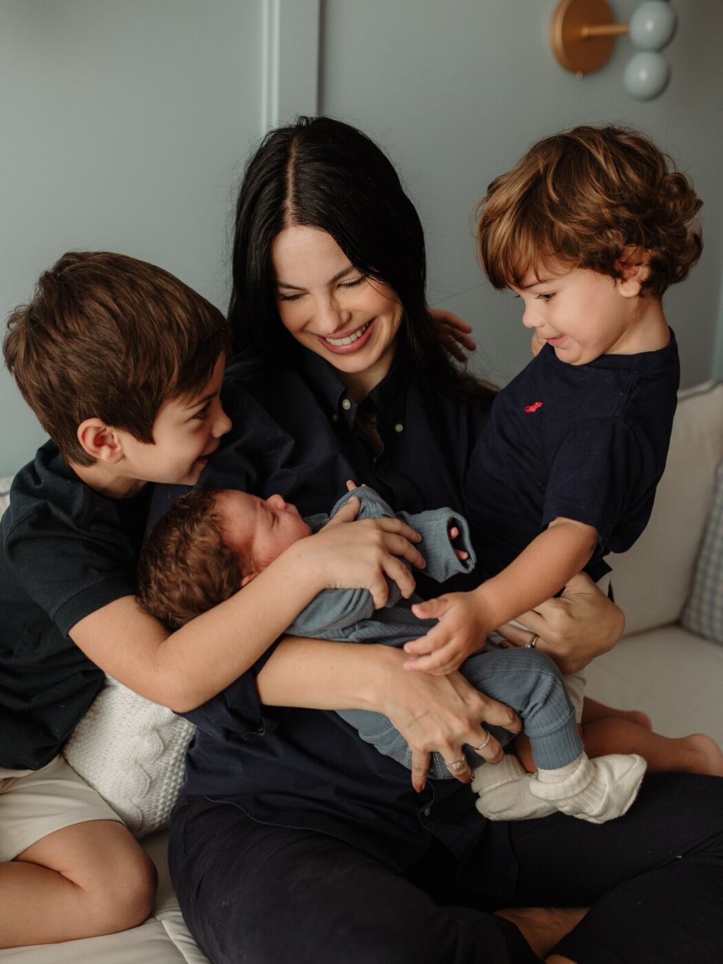 Sthefany Brito compartilha fotos inéditas com os filhos e encanta seguidores: “Máquina de fazer filho lindo”