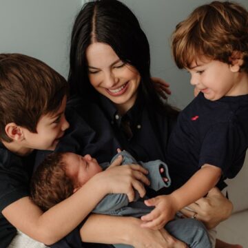 Aos 39 anos, Sthefany Brito desabafa sobre maternidade e rotina com três filhos