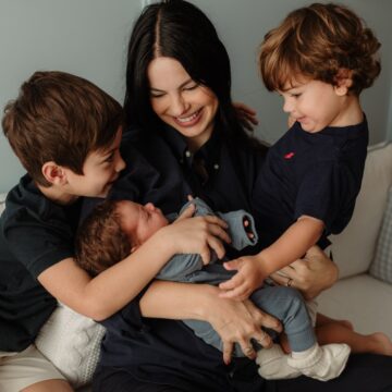 Sthefany Brito compartilha fotos inéditas com os filhos e encanta seguidores: “Máquina de fazer filho lindo”