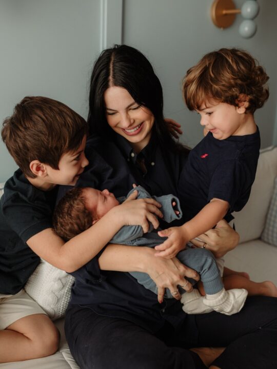 Sthefany Brito compartilha fotos inéditas com os filhos e encanta seguidores: “Máquina de fazer filho lindo”